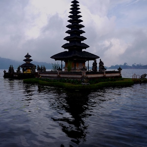Temple balinais sur un lac - Bali  - collection de photos clin d'oeil, catégorie paysages